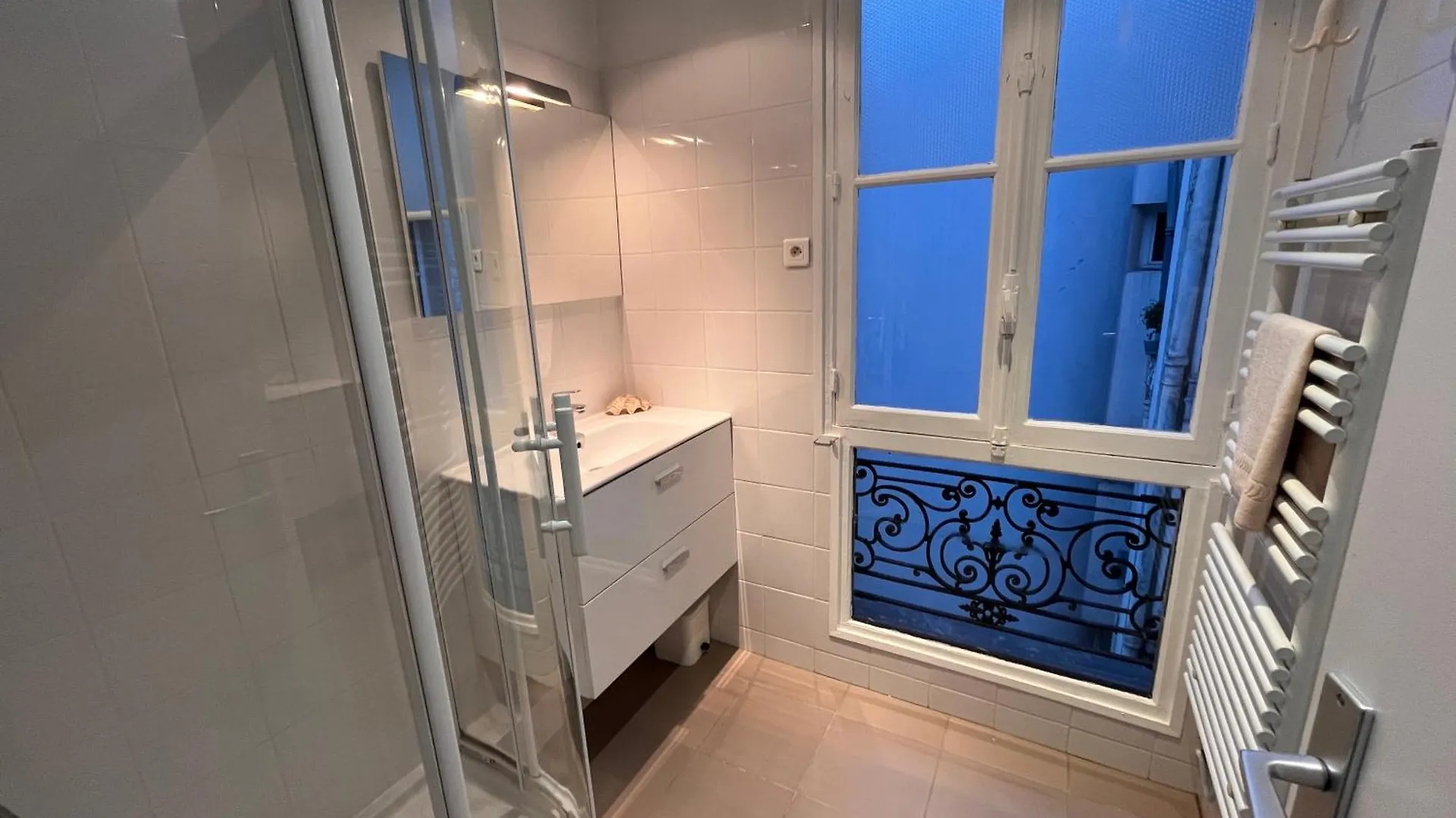 Vivre Au Village Des Batignolles Paris